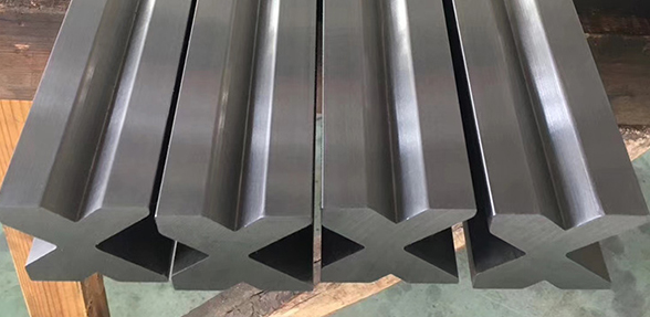 山東客戶訂購折彎機模具 